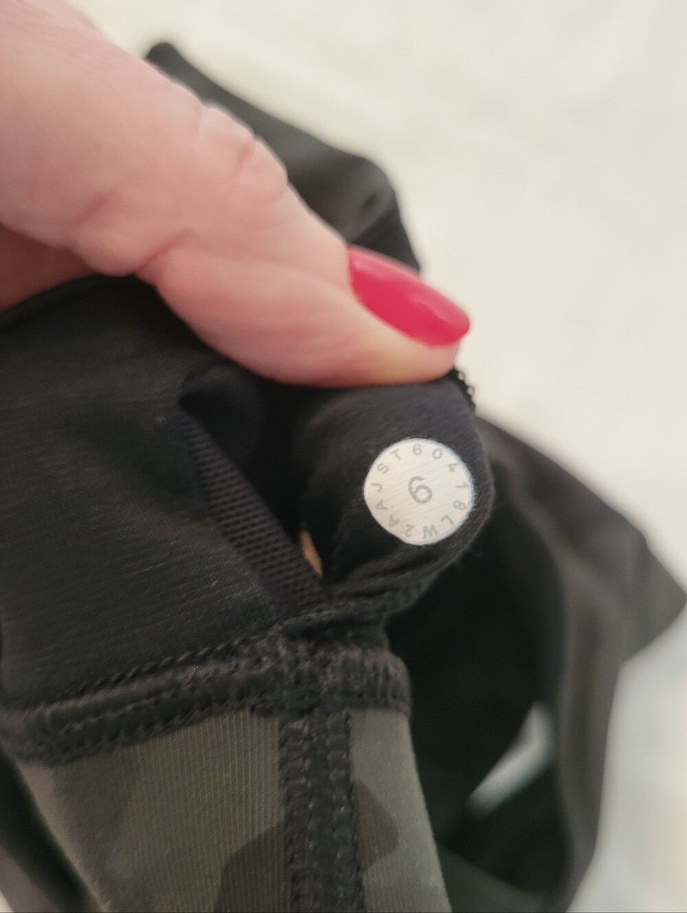 Lululemon Black Camo Energy Bra Size 6 - Picture 3 of 4